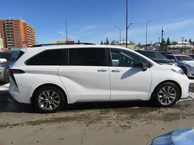 2022 Toyota Sienna XSE AWD Hybrid 7-Passenger / Leather / Navi / - Photo 4