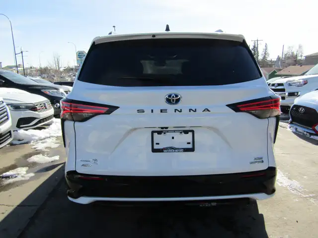 2022 Toyota Sienna XSE AWD Hybrid 7-Passenger / Leather / Navi / - Photo 6