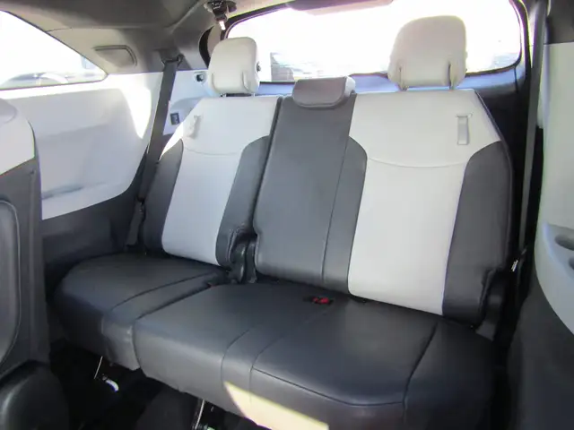 2022 Toyota Sienna XSE AWD Hybrid 7-Passenger / Leather / Navi / - Photo 27