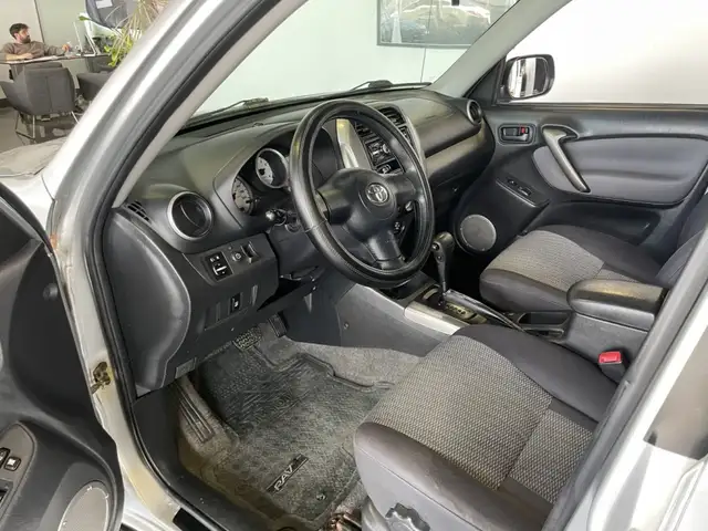 2004 Toyota RAV4 - Photo 8