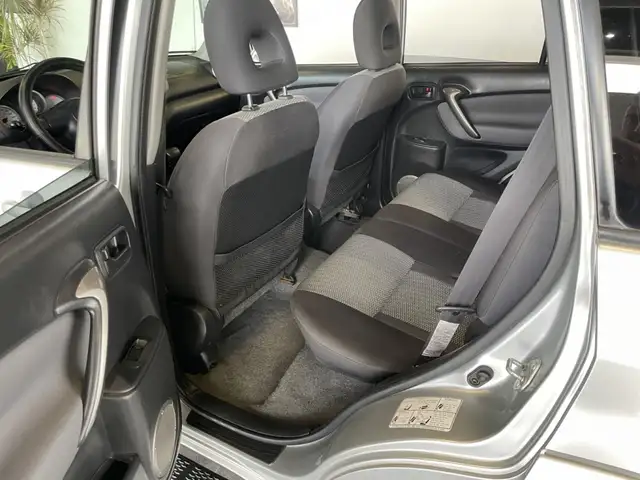 2004 Toyota RAV4 - Photo 12