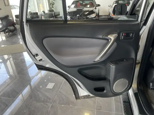 2004 Toyota RAV4 - Photo 14