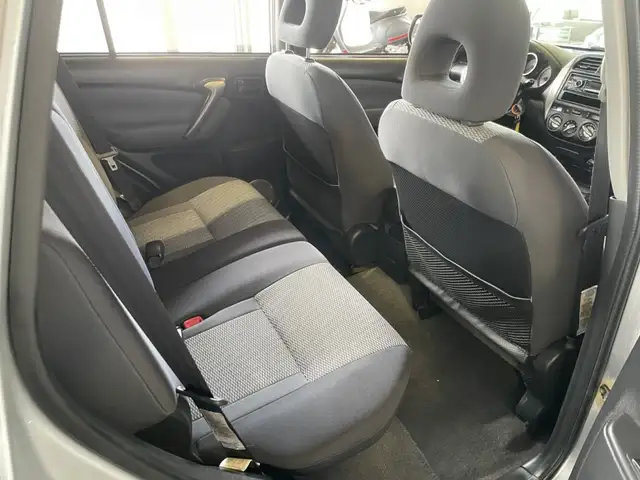 2004 Toyota RAV4 - Photo 18