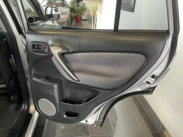 2004 Toyota RAV4 - Photo 19