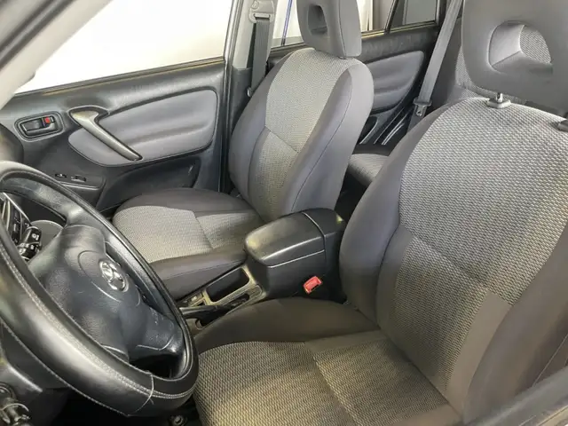 2004 Toyota RAV4 - Photo 25