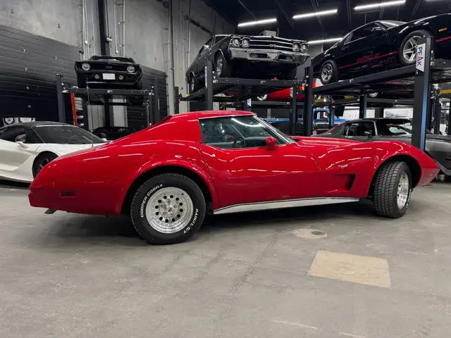 1977 Chevrolet Corvette | 350 V8 | 4-Speed Manual | Removable - Photo 2
