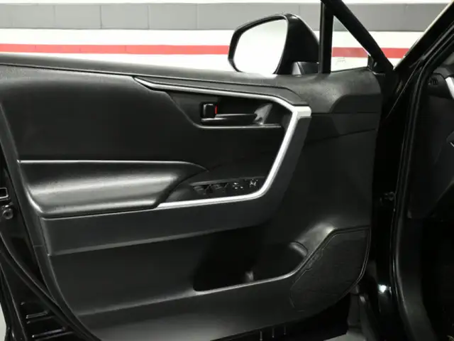 2024 Toyota RAV4 LE No Accident Radar Cruise Lane Assist Blind S - Photo 11