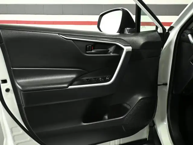 2024 Toyota RAV4 LE No Accident Radar Cruise Lane Assist Blind S - Photo 11