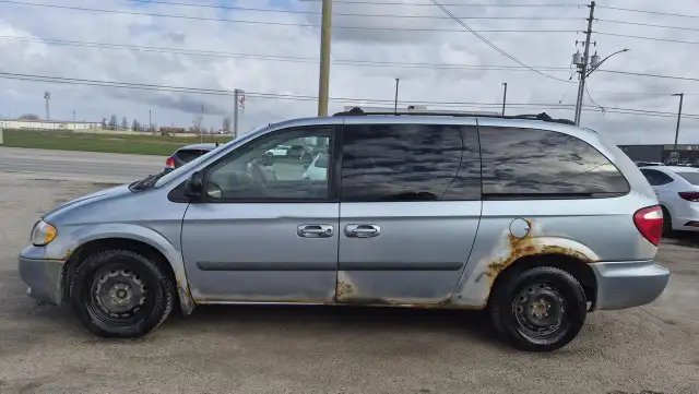 2005 Dodge Grand Caravan NO ACCIDENTS, RUNS AND DRIVES, AS IS - Photo 2