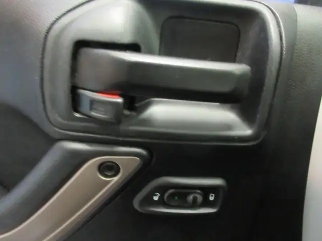 JEEP WRANGLER 2017 UNLIMITED SAHARA V-6 3.6 LITRES 4X4 GPS NAVIG - Photo 11