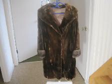 Beau manteau de fourrure long en rat musqué / long muskrat fur c
