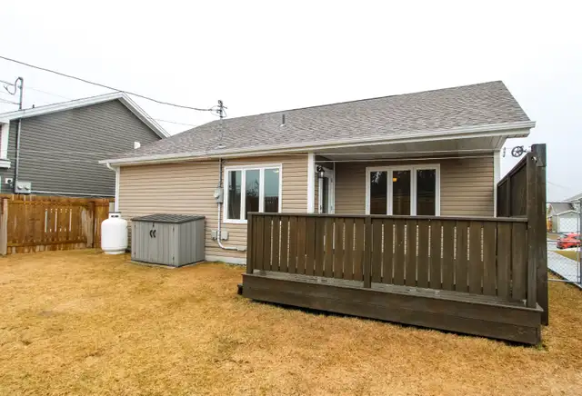 Move-in Ready 3 Bed 2 Bath Bungalow in Brookfield Plains - Photo 9