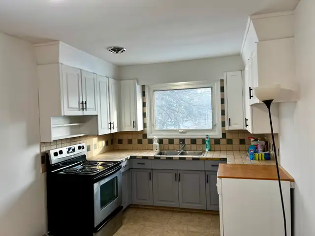 Spacious 3-Bedroom Upper Duplex   Double Garage | Grant Park - Photo 5