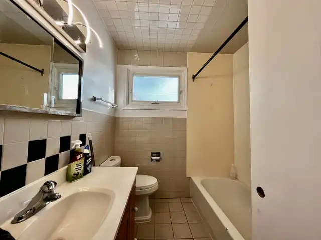 Spacious 3-Bedroom Upper Duplex   Double Garage | Grant Park - Photo 8