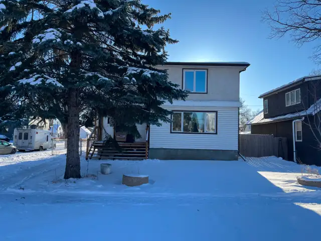 Spacious 3-Bedroom Upper Duplex   Double Garage | Grant Park - Photo 10