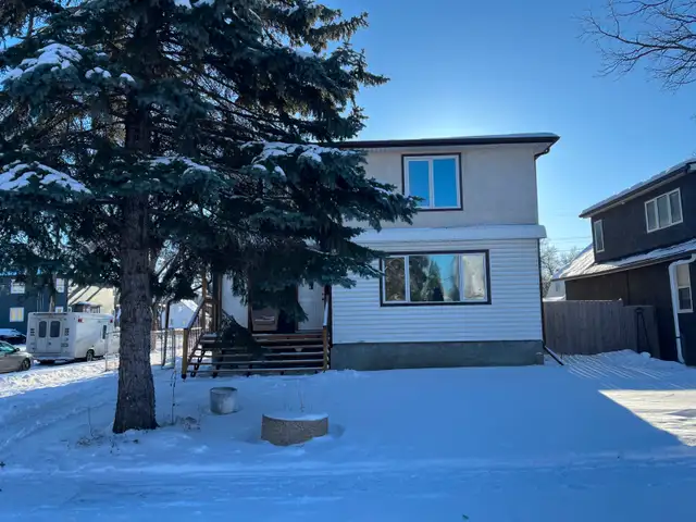Spacious 3-Bedroom Upper Duplex   Double Garage | Grant Park - Photo 12