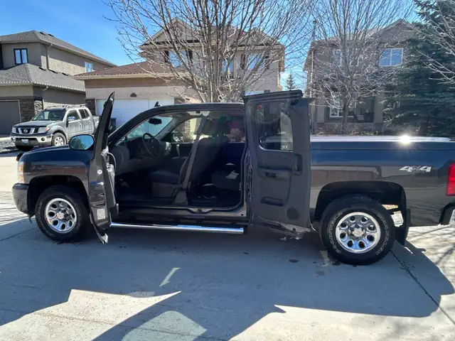 Safetied-2010 Chevy Silverado LS 4WD ext cab/ low miles/ no rust - Photo 2