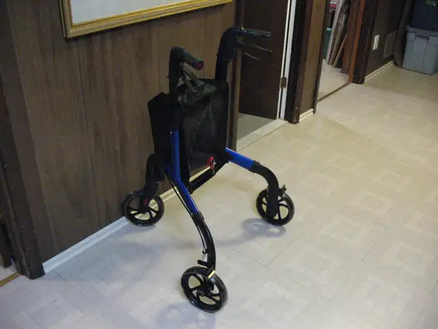 Premium 3 Wheel Rolator/Walker, BRAND NEW - Photo 4