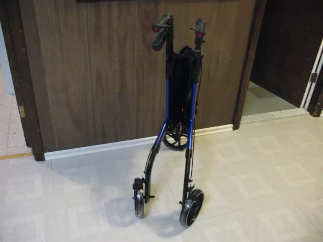 Premium 3 Wheel Rolator/Walker, BRAND NEW - Photo 6