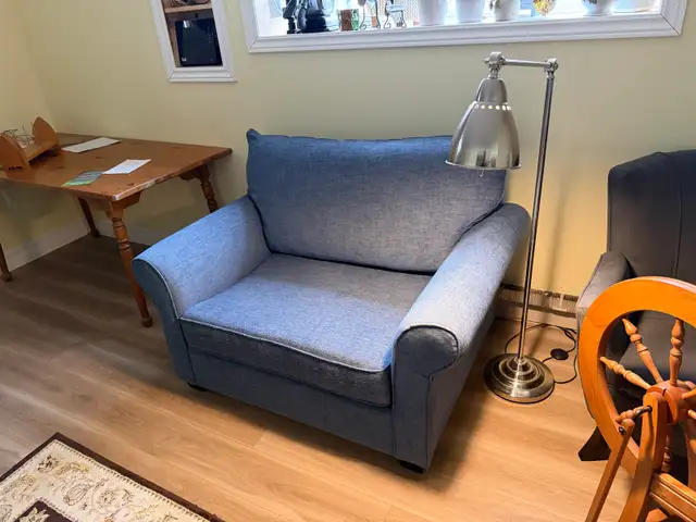 COMFORTABLE LOVE SEAT