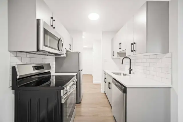 Spacious 1 Bedroom Apartment! Available For May 1st! - Photo 2