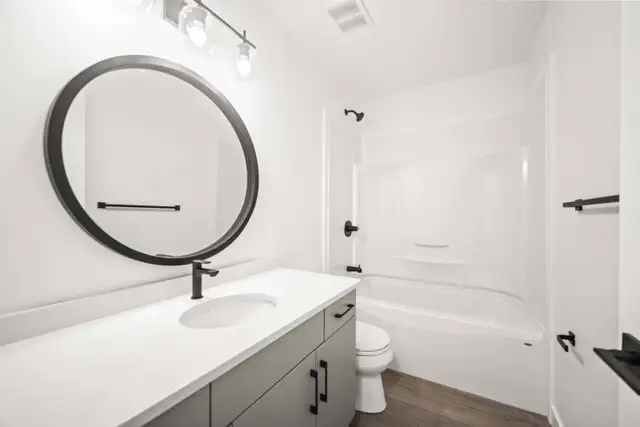 Spacious 1 Bedroom Apartment! Available For May 1st! - Photo 6