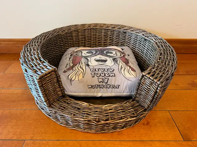 PANIER EN OSIER POUR CHIEN/ CHAT EN EXCELLENTE CONDITION