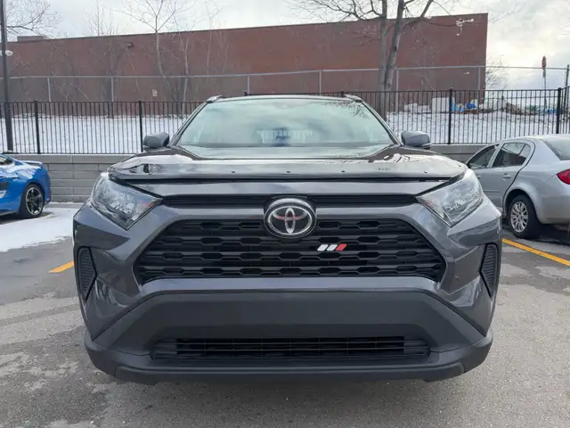 2019 Toyota RAV4 FWD LE clean Carfax - Photo 2