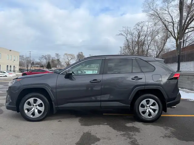 2019 Toyota RAV4 FWD LE clean Carfax - Photo 3