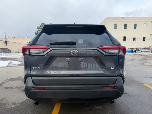 2019 Toyota RAV4 FWD LE clean Carfax - Photo 4