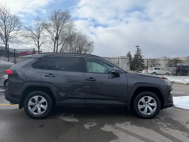 2019 Toyota RAV4 FWD LE clean Carfax - Photo 5