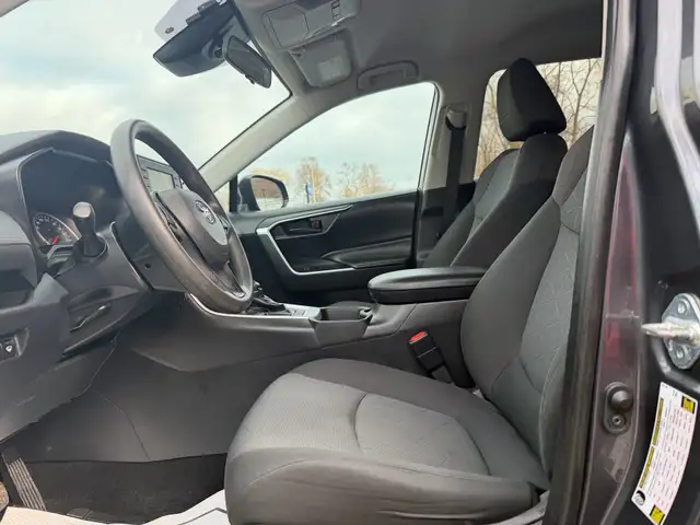 2019 Toyota RAV4 FWD LE clean Carfax - Photo 6