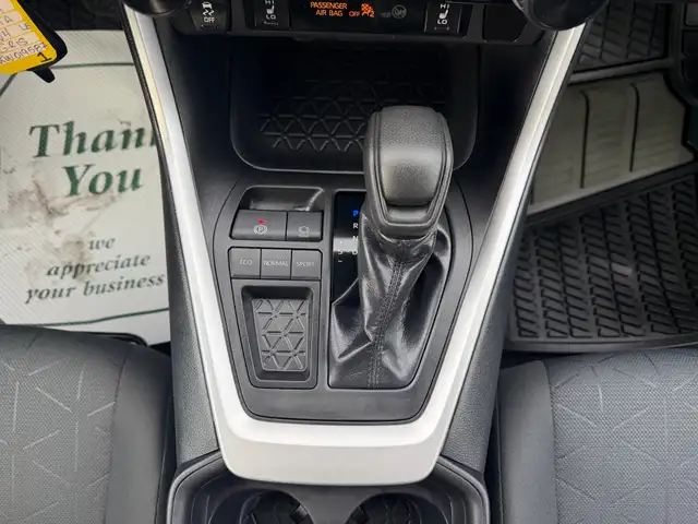 2019 Toyota RAV4 FWD LE clean Carfax - Photo 9