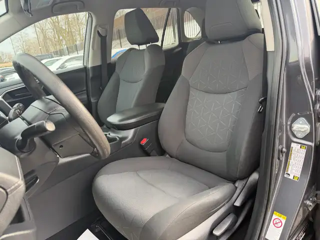 2019 Toyota RAV4 FWD LE clean Carfax - Photo 10