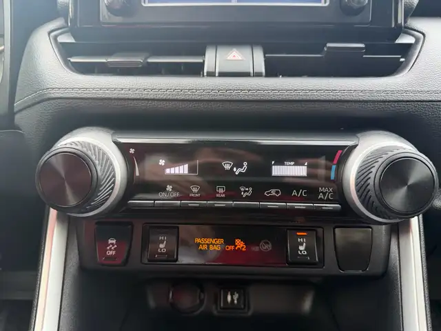 2019 Toyota RAV4 FWD LE clean Carfax - Photo 11