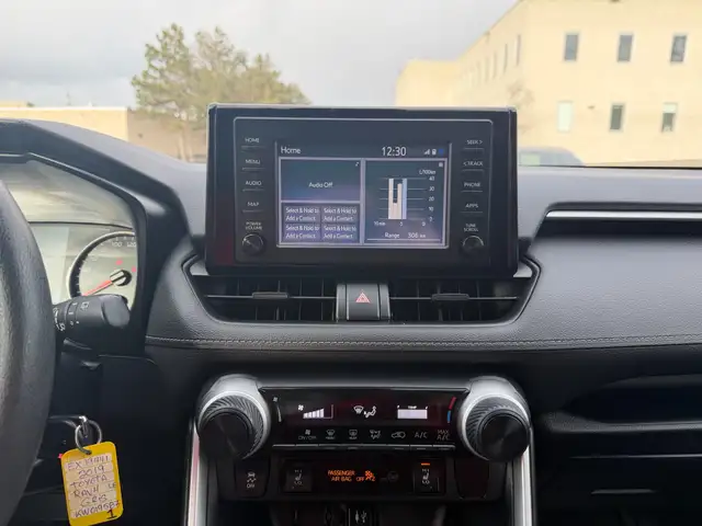 2019 Toyota RAV4 FWD LE clean Carfax - Photo 13