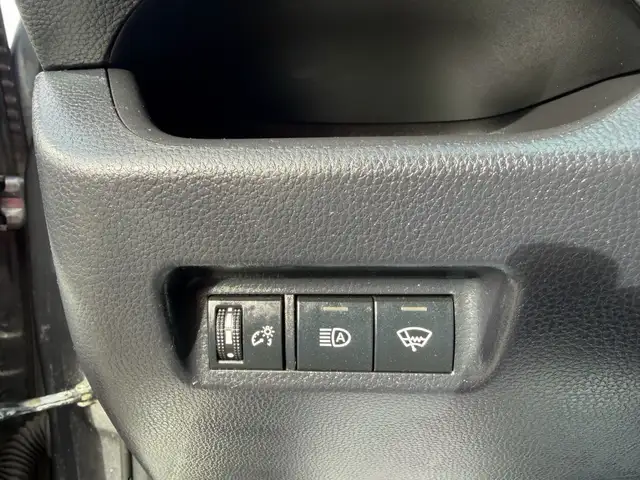 2019 Toyota RAV4 FWD LE clean Carfax - Photo 14