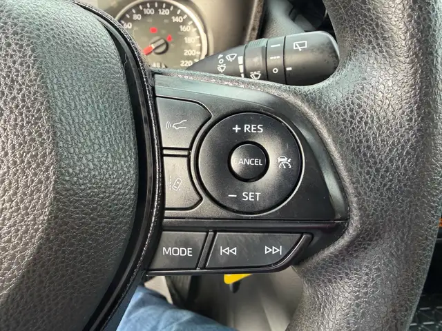 2019 Toyota RAV4 FWD LE clean Carfax - Photo 16