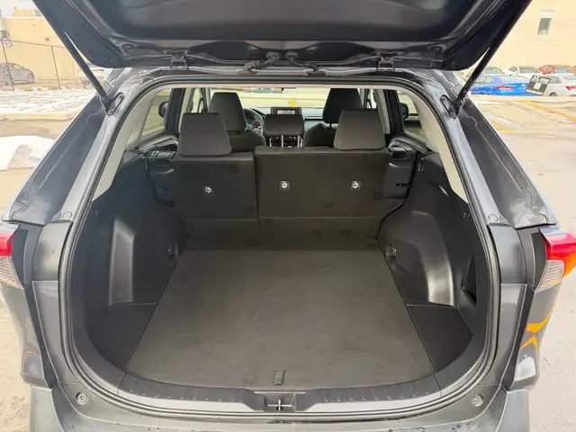 2019 Toyota RAV4 FWD LE clean Carfax - Photo 17