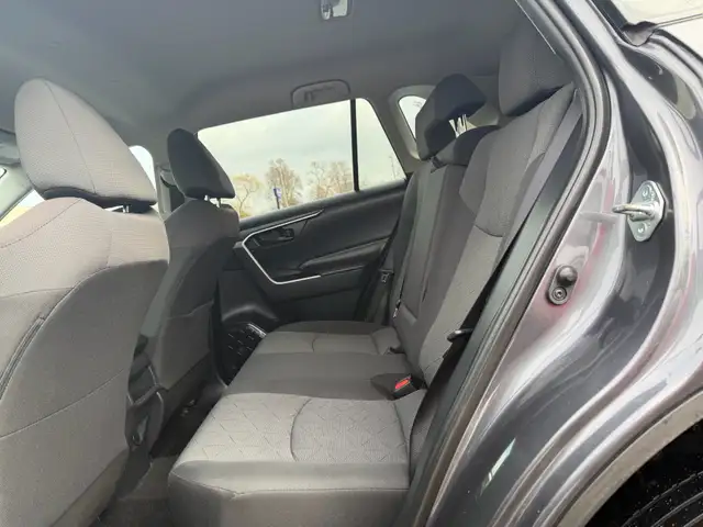2019 Toyota RAV4 FWD LE clean Carfax - Photo 18