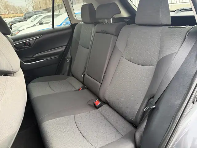 2019 Toyota RAV4 FWD LE clean Carfax - Photo 19