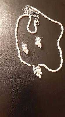 Laval , ensemble collier et boucles d'oreilles à tiges