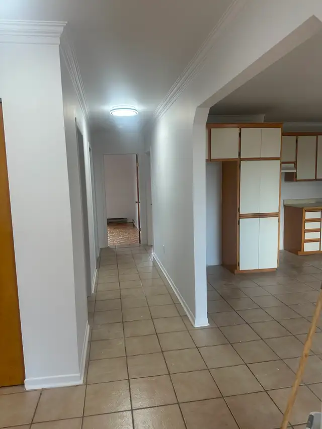 Très grand 4.5 style condo à louer