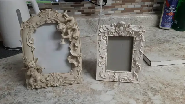 Laval,cadre avec anges ,9x7po. cadre 7x5po.env.