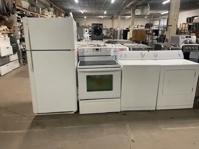 Réfrigérateur, cuisinière, laveuse, sécheuse, standard blanc