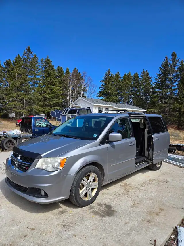 2013 Dodge Grand Caravan/Crew - Photo 2