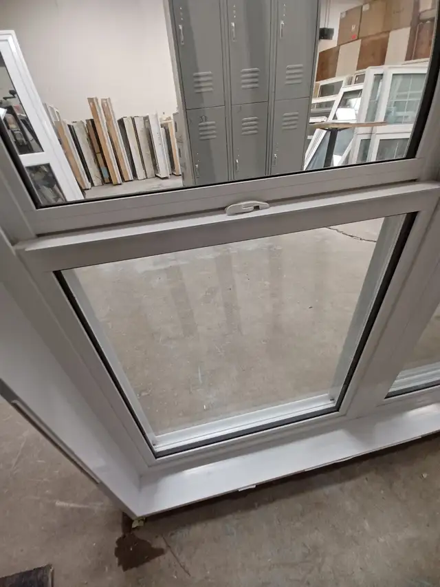 Large Hung Vinyl Window - Photo 3