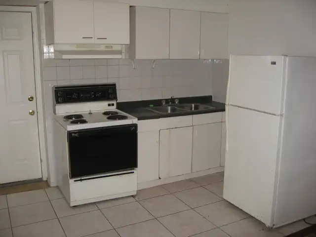 Bach/1Bdrm w/Bonus New Kitchen Bath HardwoodFl@Kennedy/Eglinton - Photo 2