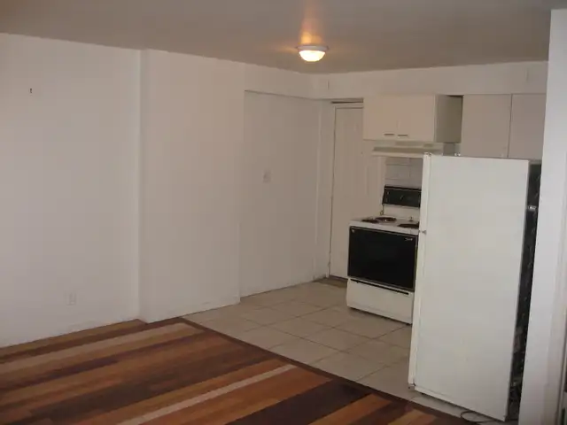 Bach/1Bdrm w/Bonus New Kitchen Bath HardwoodFl@Kennedy/Eglinton - Photo 5