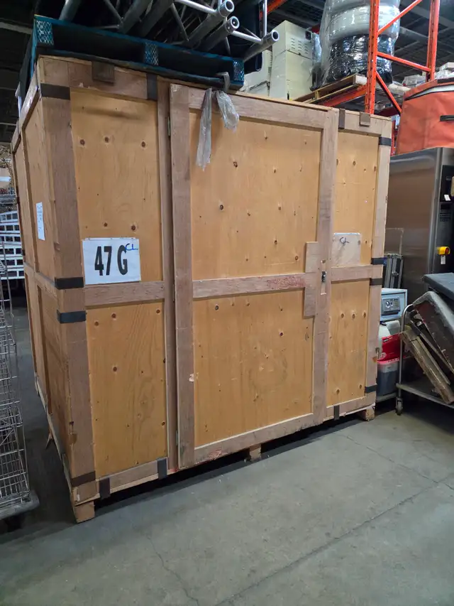 Wooden Storage Vault - Container 7.5' x 7.5' x 7.5' W/Shelves